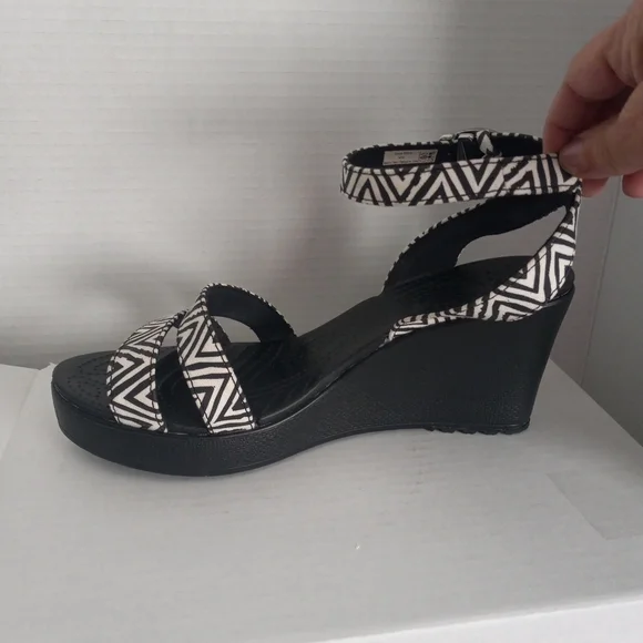 Crocs Black and White Patterned Wedge Platform Sandals Anckle Strap Sz 10w - Picture 2 of 12